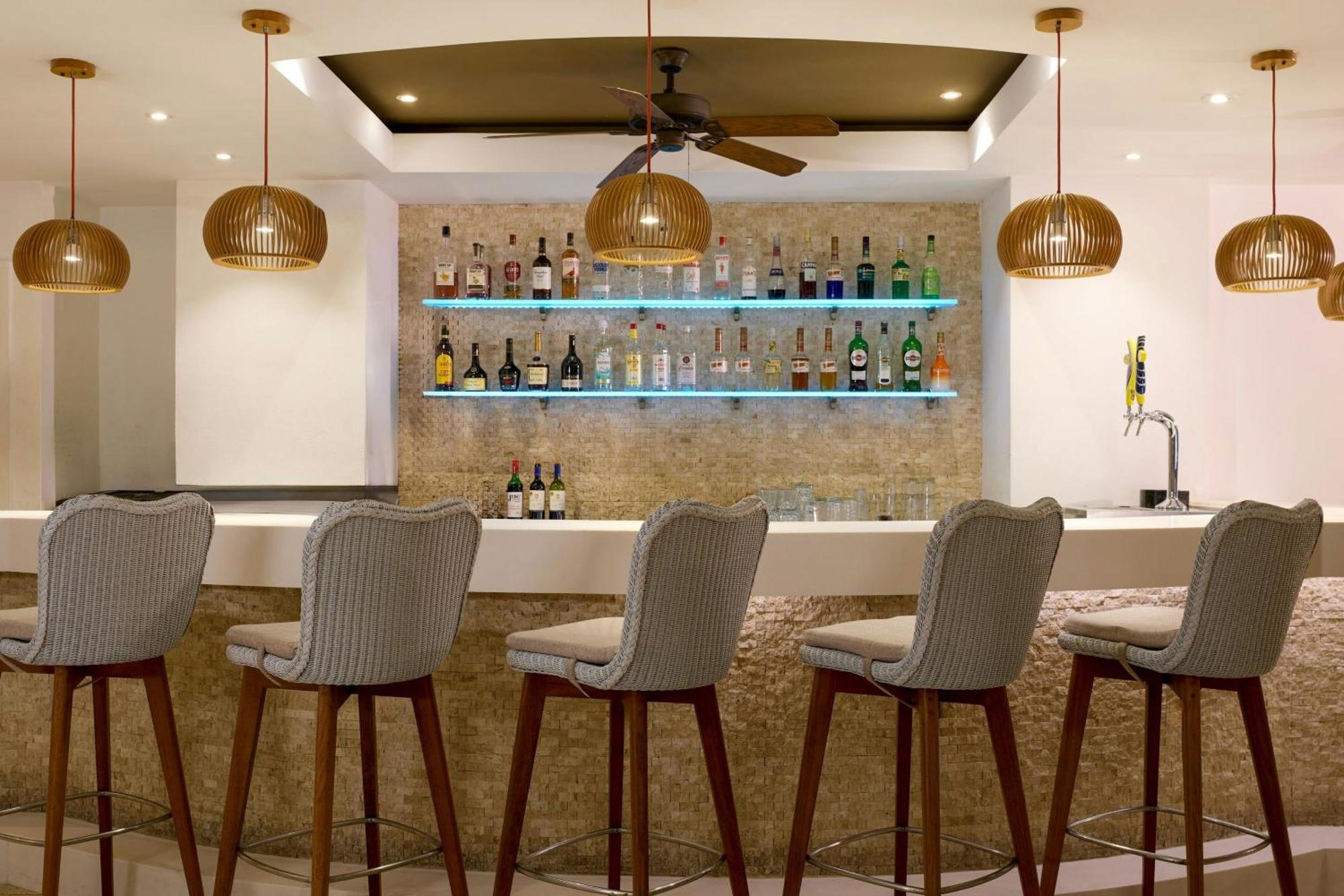 Waves Resort & Spa, Barbados, An Autograph Collection All-Inclusive Resort Saint James Bagian luar foto